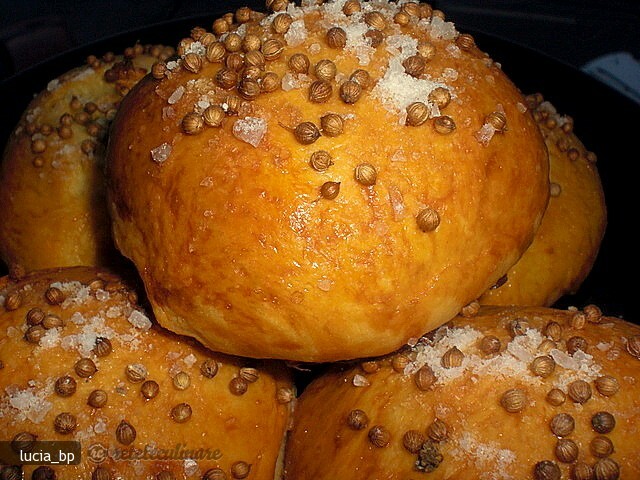 Imagine Reteta culinara Painici Pufoase cu Sare si Coriandru | 2review.ro