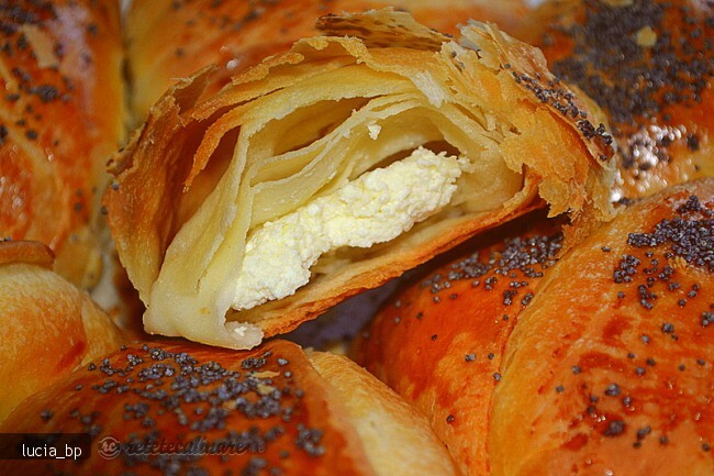 Imagine Reteta culinara Triunghiuri foietate cu branza | 2review.ro