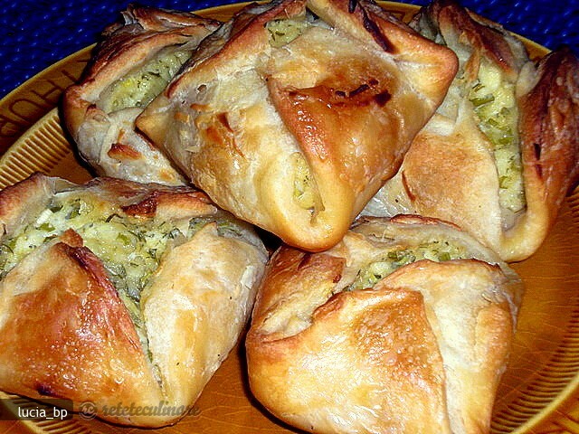 Imagine Reteta culinara Placintele Aperitiv cu Branza de Vaci, Marar si Ceapa Verde | 2review.ro