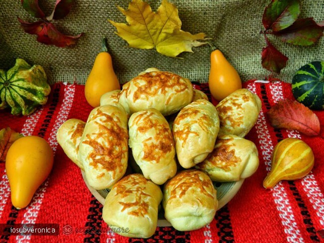 Imagine Reteta culinara Cornuri cu branza si cascaval | 2review.ro