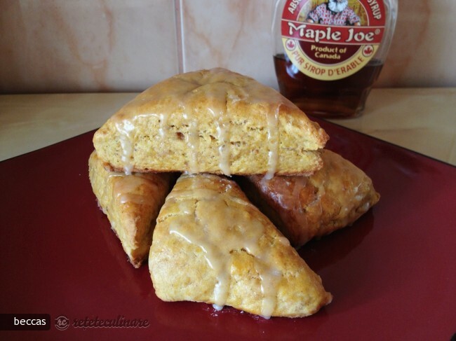 Imagine Reteta culinara Scones cu Dovleac si Glazura cu Sirop de Artar | 2review.ro