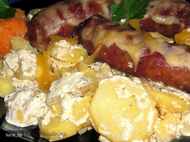 Imagine Reteta culinara Cartofi si Carnati, Scaldati in Smantana, la Cuptor | 2review.ro