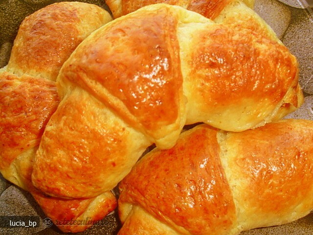 Imagine Reteta culinara Cornuri Aperitiv cu Gust de Branza | 2review.ro