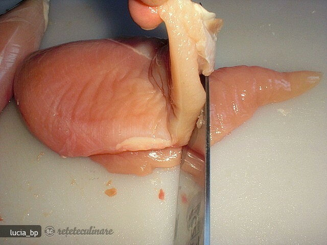 Imagine Reteta culinara Cum se Dezoseaza si se Taie in Felii, Pieptul de Pui | 2review.ro