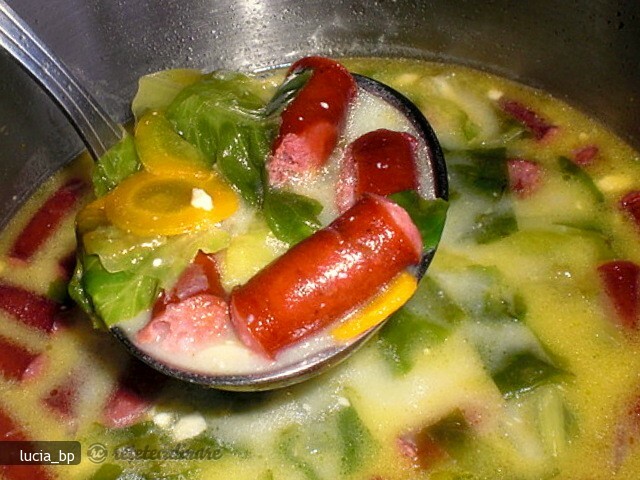 Imagine Reteta culinara Ciorba de Salata Verde cu Carnati | 2review.ro