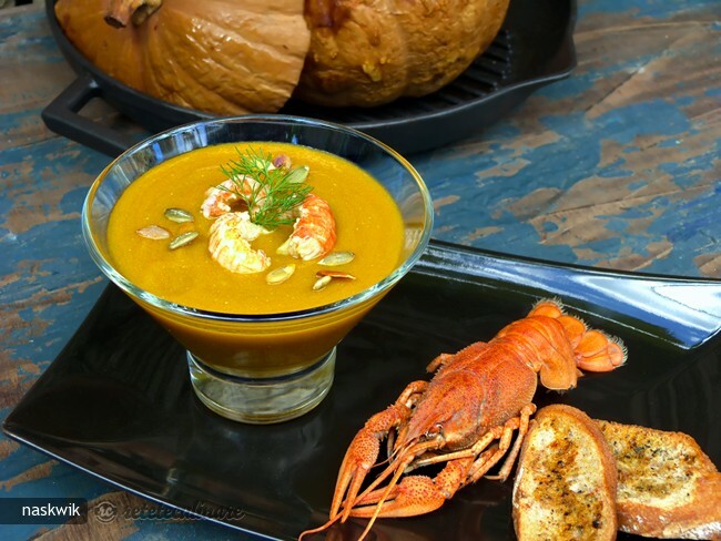 Imagine Reteta culinara Supa Crema de Dovleac cu Raci Gatita in Dovleac la Cuptor | 2review.ro