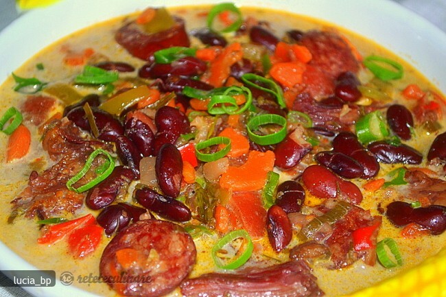 Imagine Reteta culinara Ciorba de Fasole Boabe cu Sos Romanesc si Smantana | 2review.ro