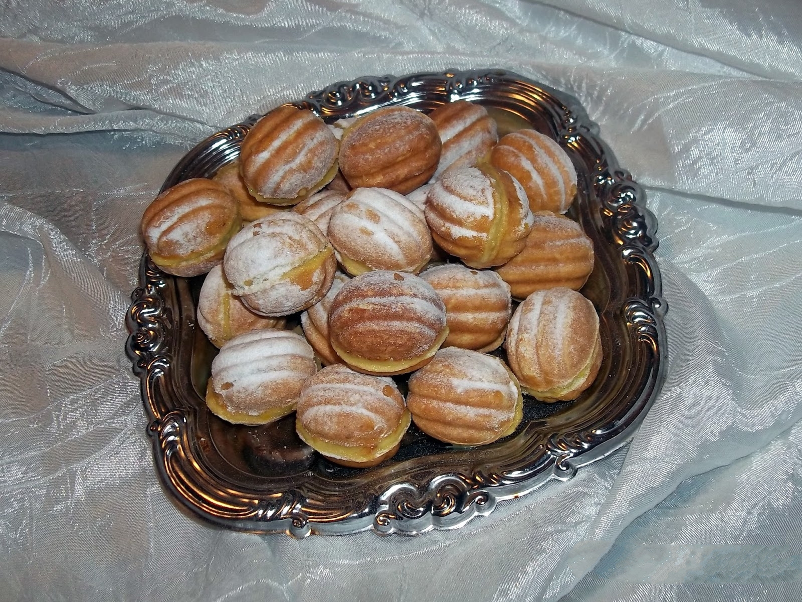 Imagine Reteta culinara Nuci umplute cu crema de vanilie | 2review.ro