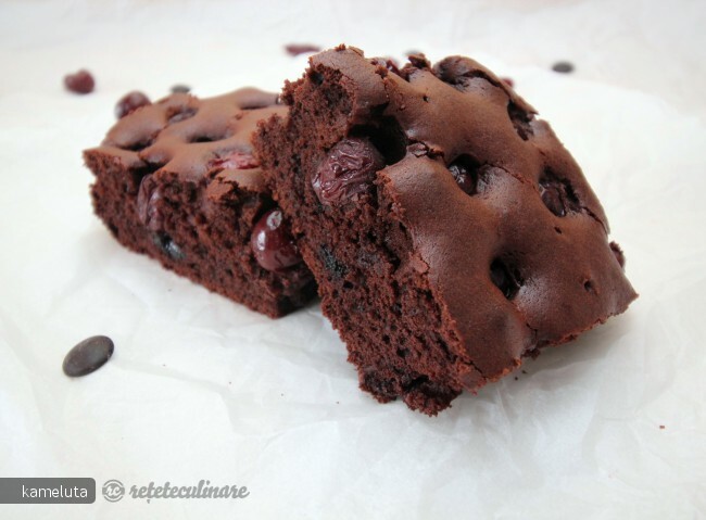 Imagine Reteta culinara Prajitura cu visine si chipsuri de ciocolata | 2review.ro