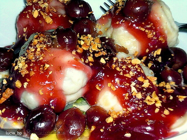 Imagine Reteta culinara Deliciu cu Visine si Topping | 2review.ro