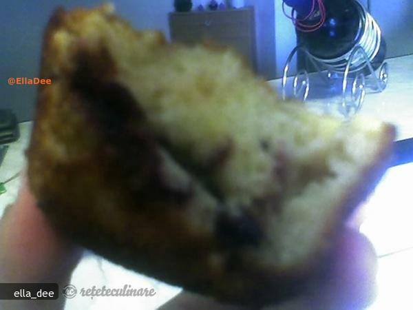 Imagine Reteta culinara Briose Pufoase cu Prune si Pere | 2review.ro