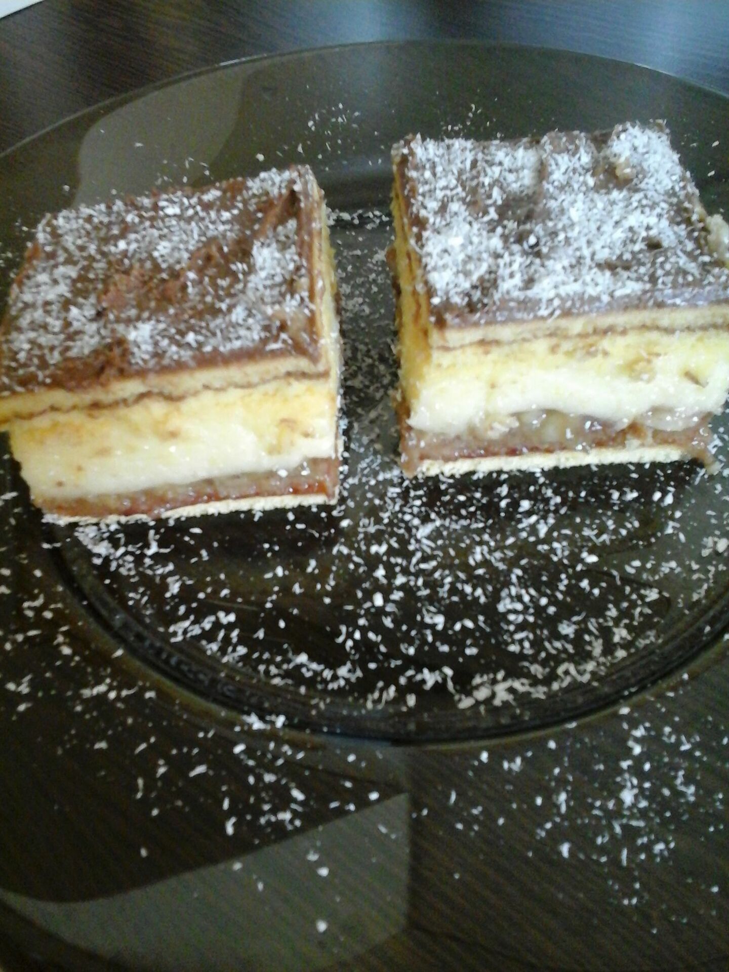 Imagine Reteta culinara Prajitura cu banane si gem de capsuni | 2review.ro