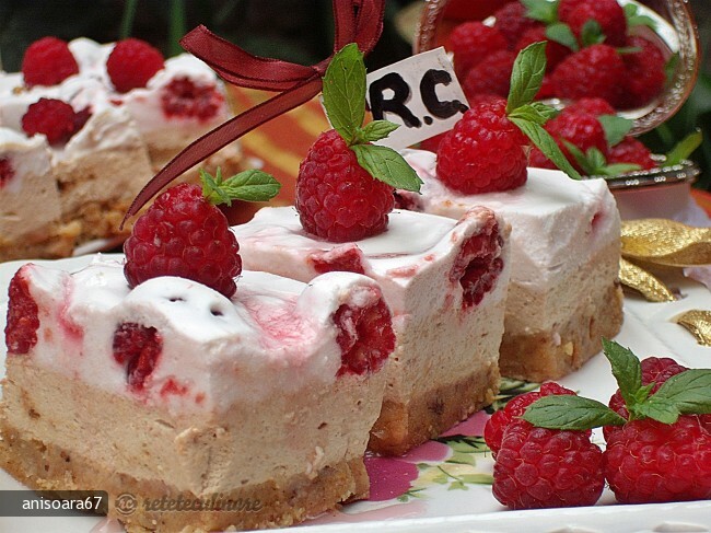 Imagine Reteta culinara Prajitura cu Zmeura si Piure de Castane | 2review.ro