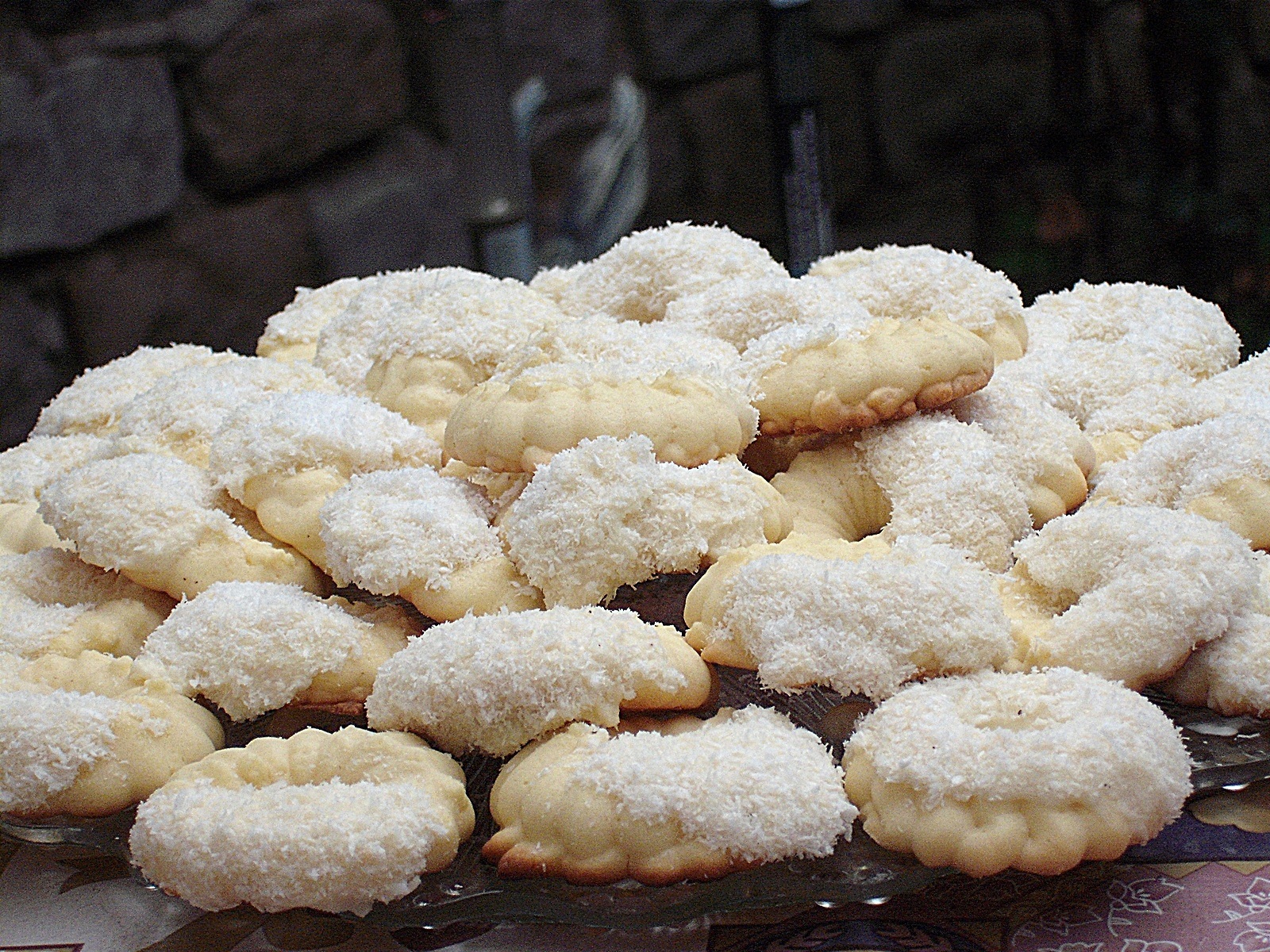 Imagine Reteta culinara Fursecuri fragede cu ciocolata alba si cocos | 2review.ro