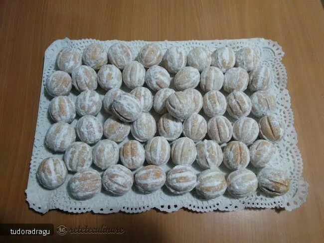 Imagine Reteta culinara Nuci umplute cu crema de ciocolata | 2review.ro