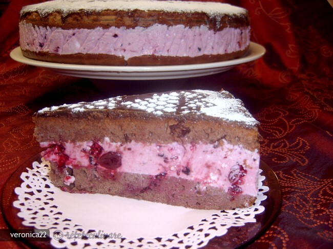 Imagine Reteta culinara Tort cu Vin si Crema de Iaurt si Fructe de Padure | 2review.ro