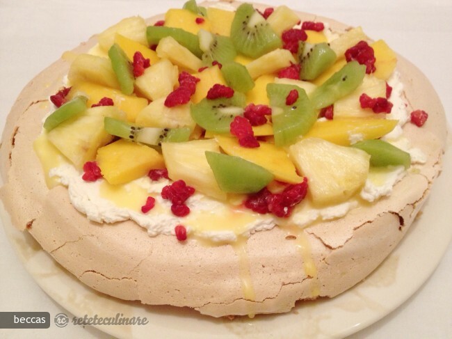 Imagine Reteta culinara Pavlova cu Fructe si Sos de Portocale | 2review.ro