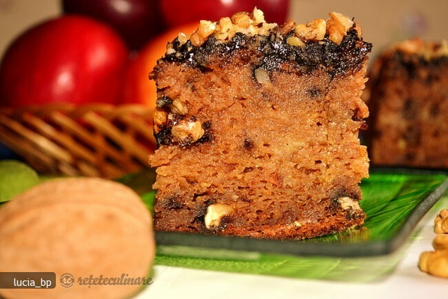 Imagine Reteta culinara Prajitura cu Mere, Glazura de Ciocolata si Nuca | 2review.ro