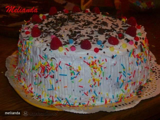 Imagine Reteta culinara Tort cu Iaurt de Capsuni si Frisca | 2review.ro