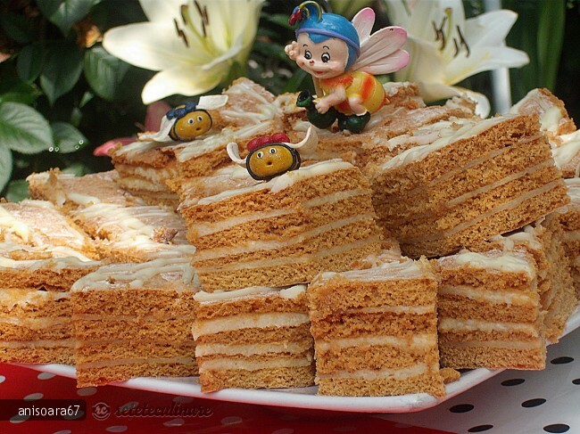 Imagine Reteta culinara Prajitura Lamaita cu Miere de Albine si Glazura de Ciocolata Alba | 2review.ro