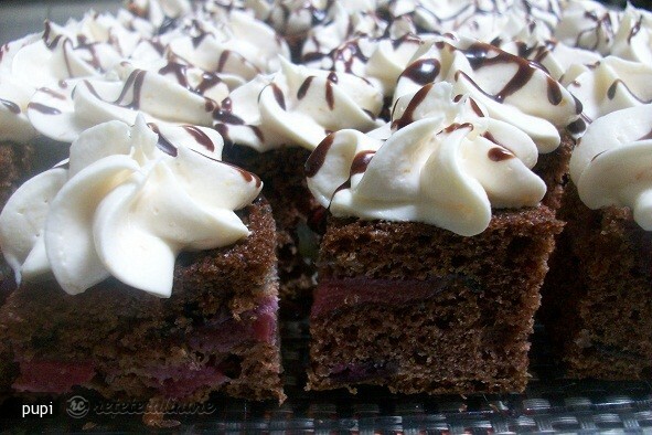 Imagine Reteta culinara Chec cu Prune si Crema de Branza | 2review.ro