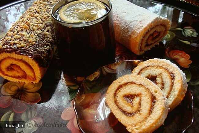 Imagine Reteta culinara Rulada Frageda cu Gem de Caise | 2review.ro