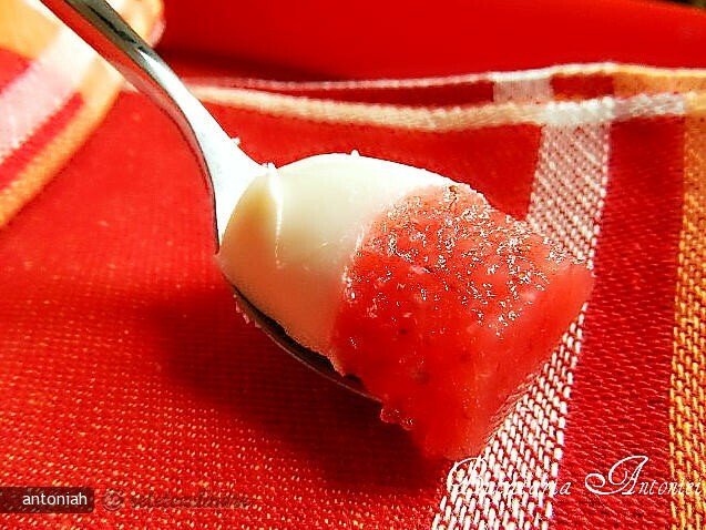 Imagine Reteta culinara Panna Cotta cu Jeleu de Capsuni | 2review.ro