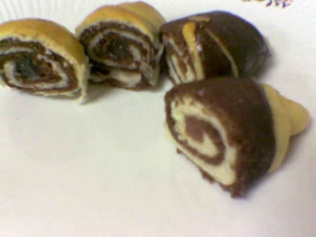 Imagine Reteta culinara Cornulete bicolore | 2review.ro