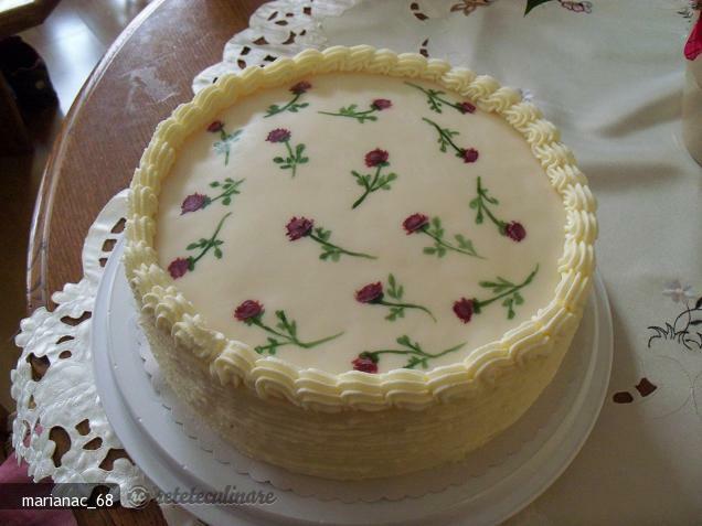 Imagine Reteta culinara Torta cu Lichior de Oua, Mascarpone Frisca si Capsuni | 2review.ro