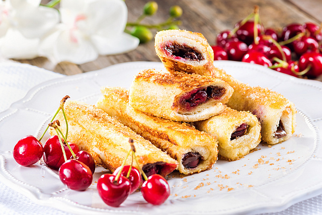 Imagine Reteta culinara Rulouri-sandwich cu nutella si cirese | 2review.ro