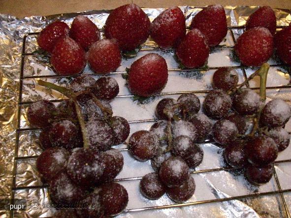 Imagine Reteta culinara Struguri si Capsuni cu Zahar | 2review.ro