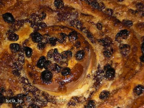 Imagine Reteta culinara Cuib de viespi cu scortisoara si stafide | 2review.ro