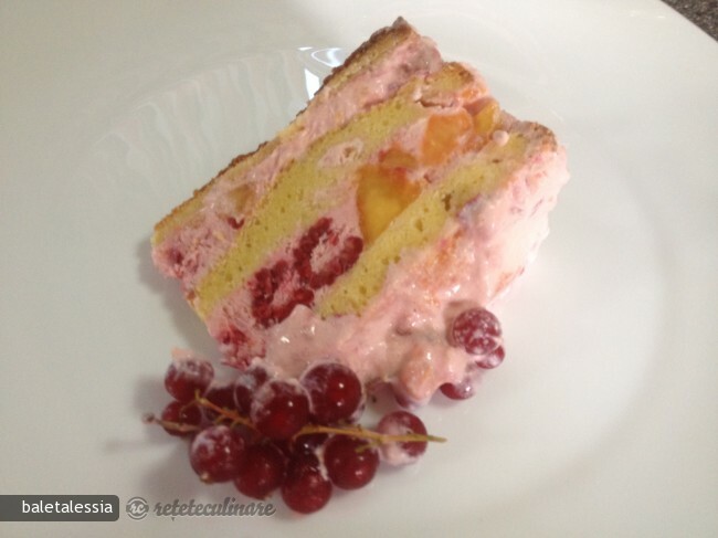 Imagine Reteta culinara Tort cu Inghetata de Piersici si Fructe Rosii de Padure | 2review.ro