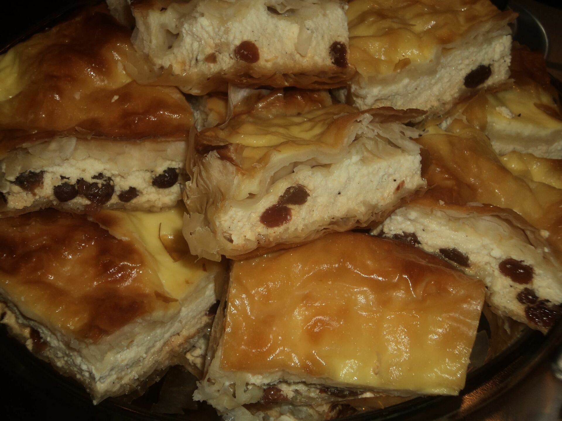 Imagine Reteta culinara Placinta cu Branza si Stafide | 2review.ro