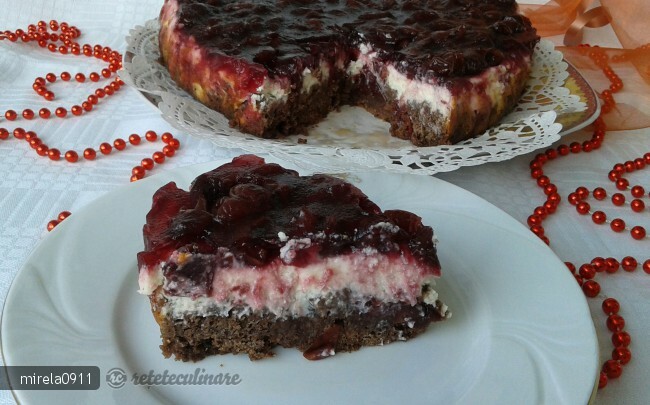 Imagine Reteta culinara Prajitura inima cu branza si jeleu de visine | 2review.ro