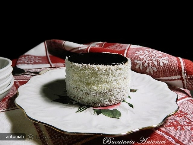 Imagine Reteta culinara Prajitura cu budinca si cocos | 2review.ro