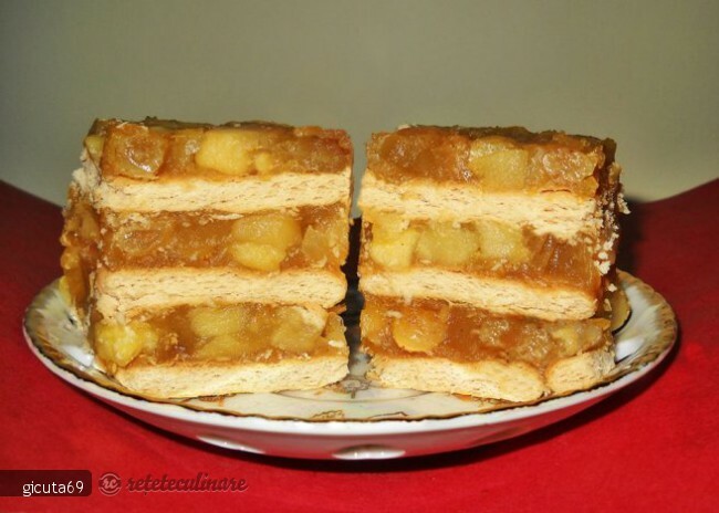 Imagine Reteta culinara Prajitura cu mere, biscuiti si budinca (fara coacere) | 2review.ro