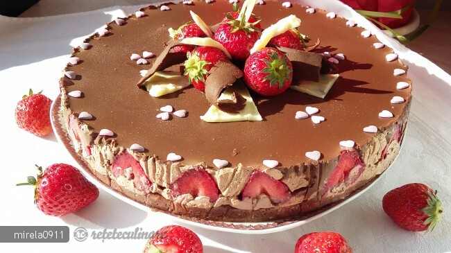 Imagine Reteta culinara Tort de Ciocolata cu Capsuni, Preparat la Rece | 2review.ro