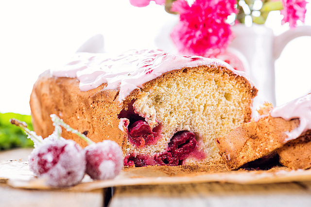 Imagine Reteta culinara Chec cu cirese si glazura roz | 2review.ro