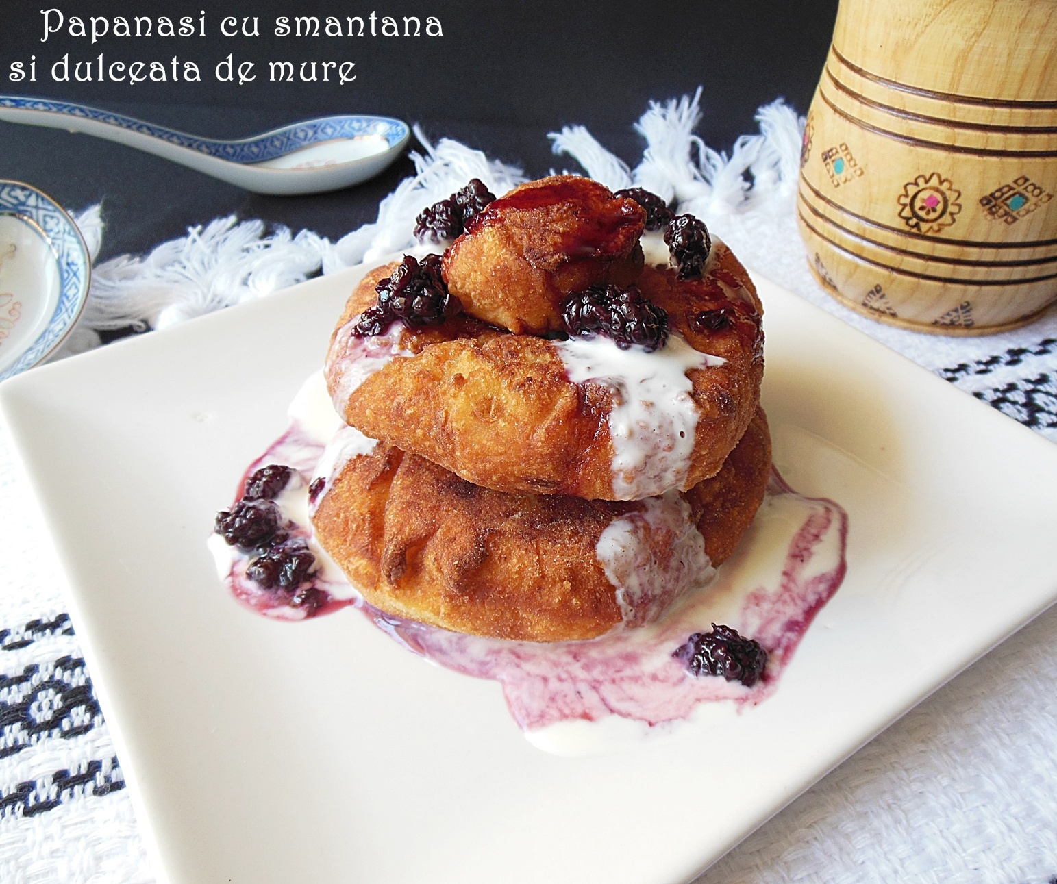 Imagine Reteta culinara Reţetă de preparare a papanaşilor cu smântână și dulceață de mure | 2review.ro