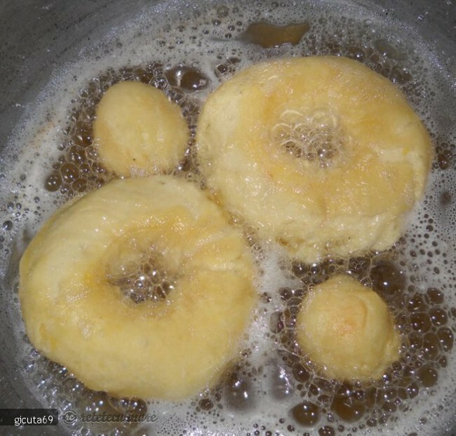 Imagine Reteta culinara Reţetă de preparare a papanaşilor | 2review.ro