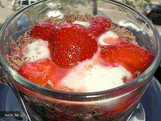 Imagine Reteta culinara Spuma cu Capsuni si Ciocolata | 2review.ro