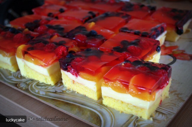 Imagine Reteta culinara Prajitura cu Crema de Vanilie si Fructe | 2review.ro