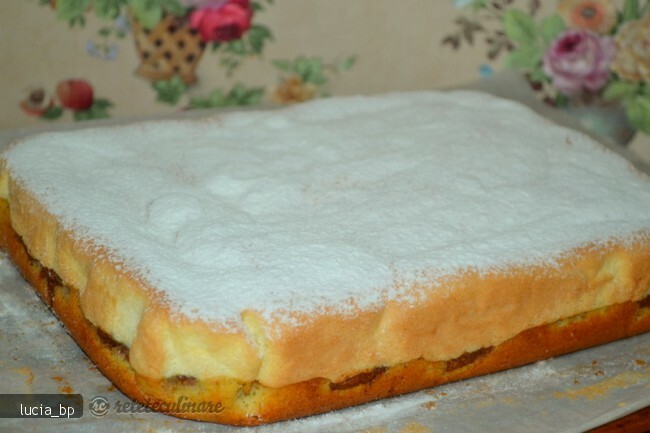 Imagine Reteta culinara Deliciu Pufos cu Mere si doua Blaturi | 2review.ro