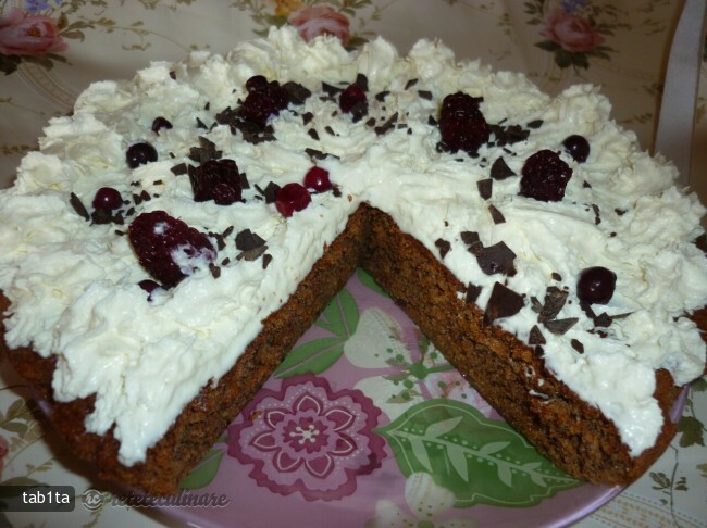 Imagine Reteta culinara Tort cu Alune, Ciocolata si Fructe de Padure, Fara Faina | 2review.ro