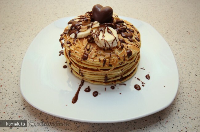 Imagine Reteta culinara Clatite cu topping de ciocolata, banane si arahide | 2review.ro