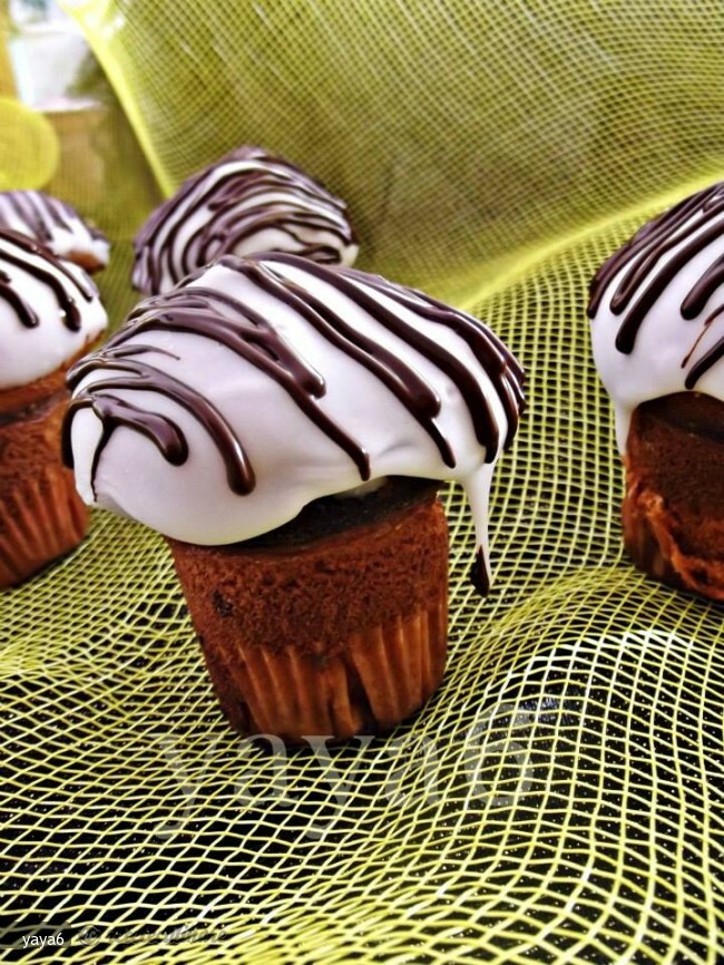 Imagine Reteta culinara Muffins cu Fructe de Padure, Glazura si Ciocolata | 2review.ro