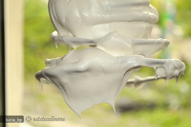 Imagine Reteta culinara Cum Se Bat Albusurile: Spuma (Varfuri Moi, Tari) si Bezea | 2review.ro