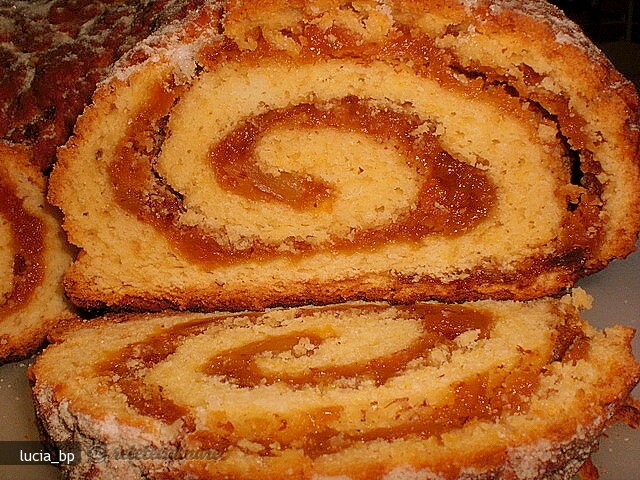 Imagine Reteta culinara Cozonac cu Caise Deshidratate, Aromat cu Suc de Citrice | 2review.ro