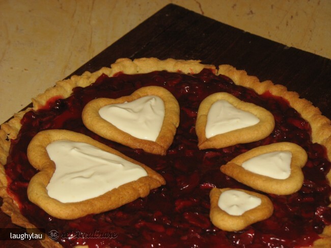 Imagine Reteta culinara Tarta cu Visine si Inimioare de Branza | 2review.ro